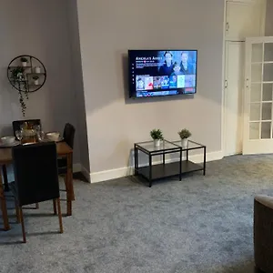 Heaton-beautiful 3 Double Bedrooms Sleeps 6 Free Parking And Wifi Apartment