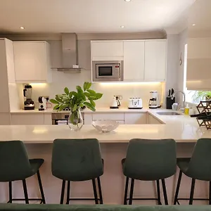  Apartment Three Bedroom By Beautiful Park United Kingdom