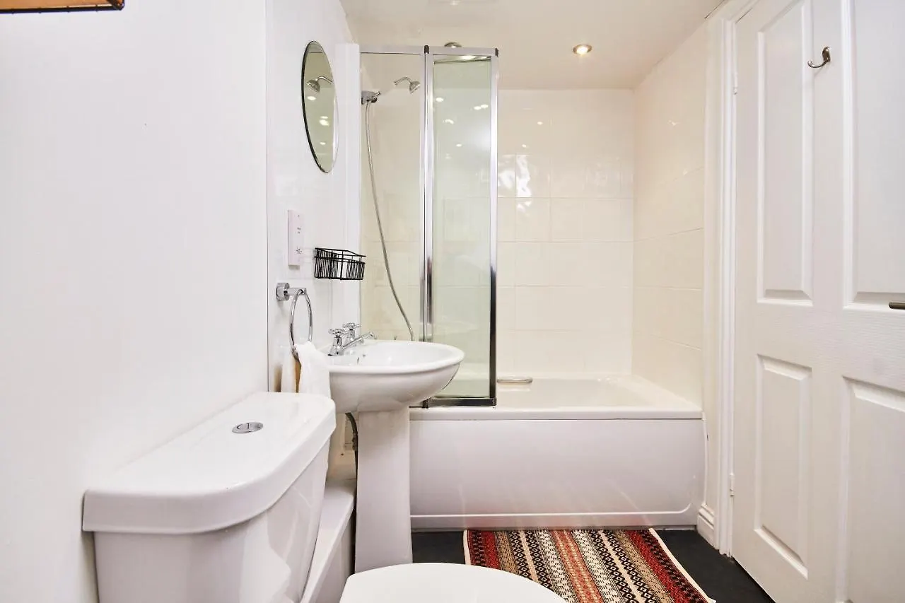 Newcastle Treasure - Sleeps 4 - Lower Ground Floor Apartment