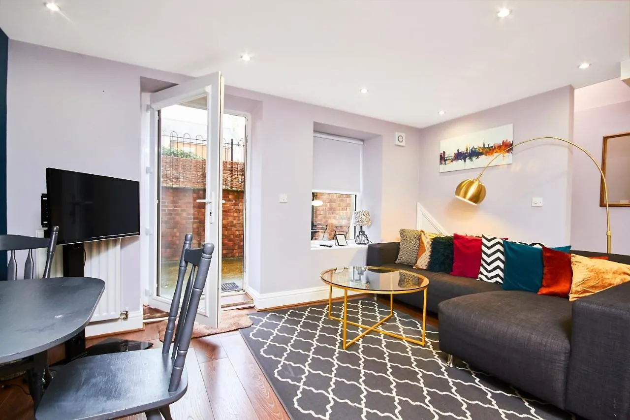 Newcastle Treasure - Sleeps 4 - Lower Ground Floor